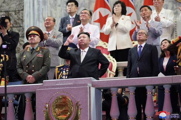North Korean leader Kim Jong-un welcomes the participants of the parade. - Sputnik International