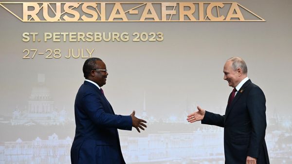 Vladimir Putin greets Guinea-Bissau President Umaro Sissoco Embalo - Sputnik International