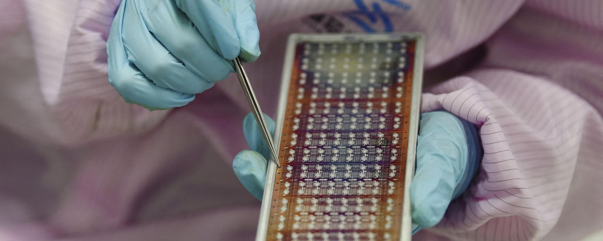 This photo taken on February 28, 2023 shows a worker producing semiconductor chips at a workshop in Suqian, in China's eastern Jiangsu province - Sputnik International, 1920, 29.07.2023