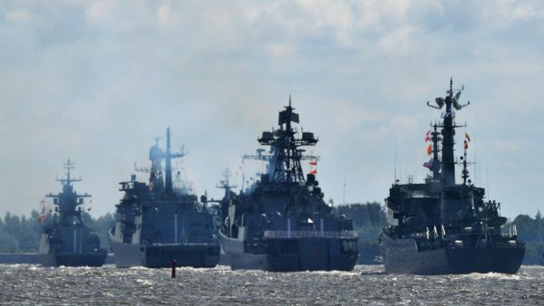 Warships sail in the Gulf of Finalnd during a rehearsal of the Russian Navy Day parade, in Kronstadt, a seaport town in the suburb of St. Petersburg, Russia. - Sputnik International