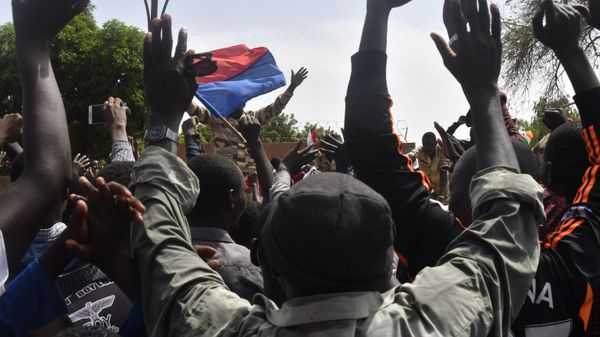 Protesters cheer Nigerien troops as they gather in front of the French Embassy in Niamey during a demonstration that followed a rally in support of Niger's junta in Niamey on July 30, 2023 - Sputnik International