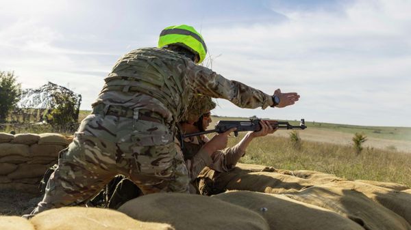 Ukrainian soldiers conducting live fire training in the South West of England. - Sputnik International