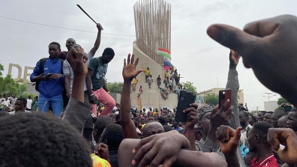 Supporters of the Nigerien defence and security forces gather during a demonstration outside the national assembly in Niamey on July 27, 2023 - Sputnik International