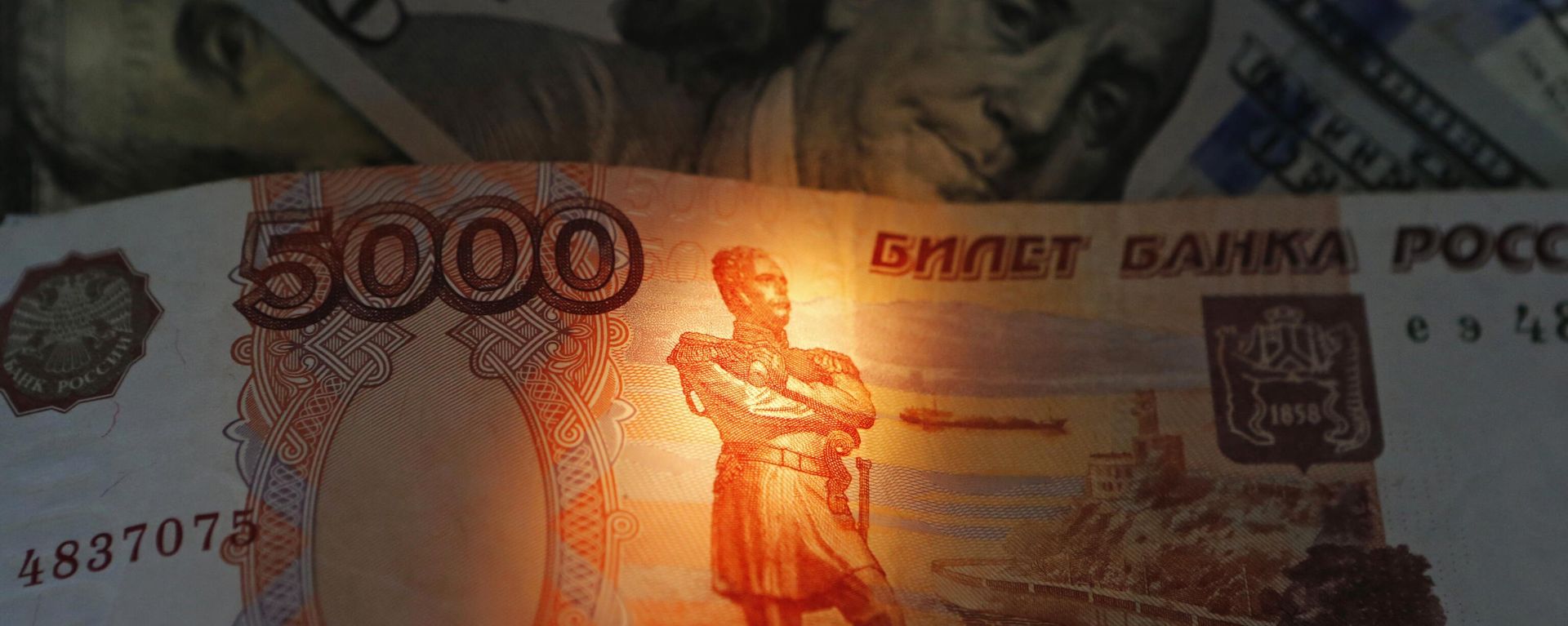 Banknotes of US dollars and rubles. - Sputnik International, 1920, 11.09.2023
