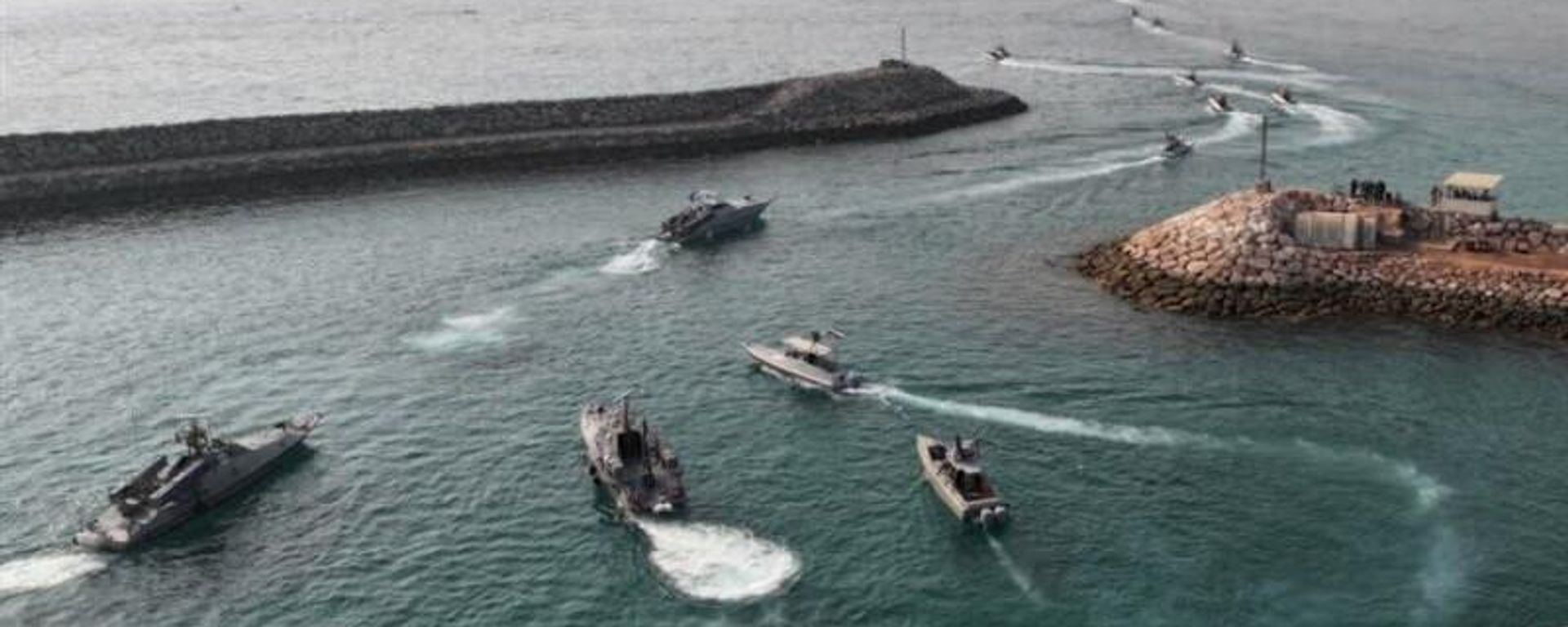 IRGC Navy missile boats depart for snap drills, August 2, 2023. - Sputnik International, 1920, 19.04.2026