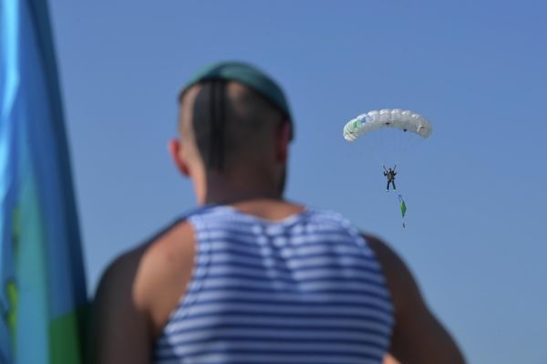 A parachutist during a demonstration performance on Historical Square in Yekaterinburg during the celebration of Airborne Forces Day. - Sputnik International