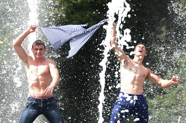 Former paratroopers celebrate Airborne Forces Day in the Gorky Central Park of Culture and Recreation. - Sputnik International