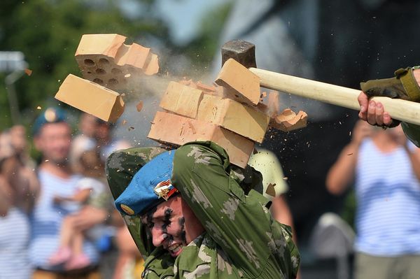 Airborne Troops perform demonstrations at Airborne Forces Day celebrations in the Gorky Central Park of Culture and Recreation in Kazan. - Sputnik International