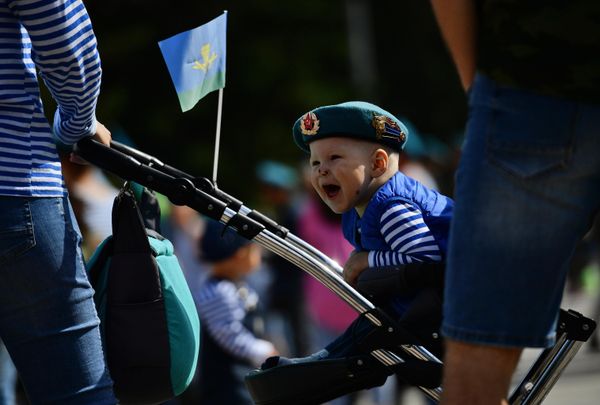 A child wearing a paratrooper's beret at the ceremony of laying flowers at the Black Tulip memorial in Yekaterinburg on Airborne Forces Day. - Sputnik International
