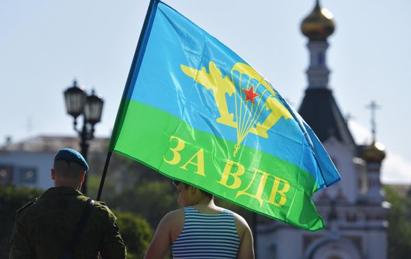 Airborne Forces servicemen on Historical Square in Yekaterinburg during Airborne Forces Day celebrations. - Sputnik International