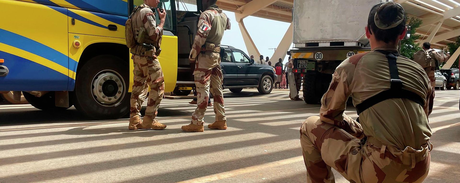French soldiers assist mostly French nationals in a bus waiting to be airlifted back to France on a French military aircraft, at the international Airport in Niamey, Niger, Tuesday, Aug. 1, 2023. The French Foreign Ministry in Paris cited recent violence that targeted the French Embassy as one of the reasons for the evacuation. The decision comes during a deepening crisis sparked by the coup last week against Niger's democratically elected president, Mohamed Bazoum.  - Sputnik International, 1920, 02.08.2023