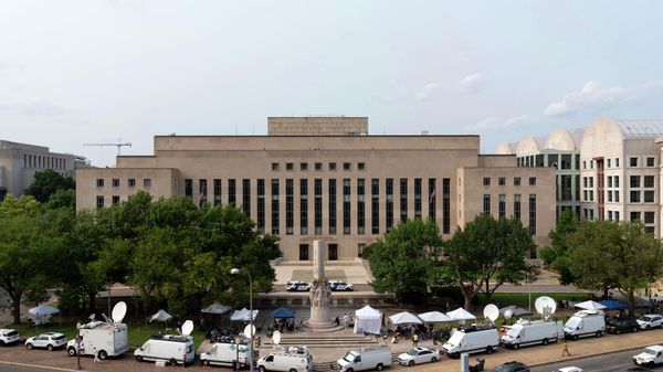 Television crews park outside federal court Tuesday, Aug. 1, 2023 in Washington. Former President Donald Trump has been charged by the Justice Department for his efforts to overturn the results of the 2020 presidential election. The charges include conspiracy to defraud the United States government and witness tampering.  - Sputnik International