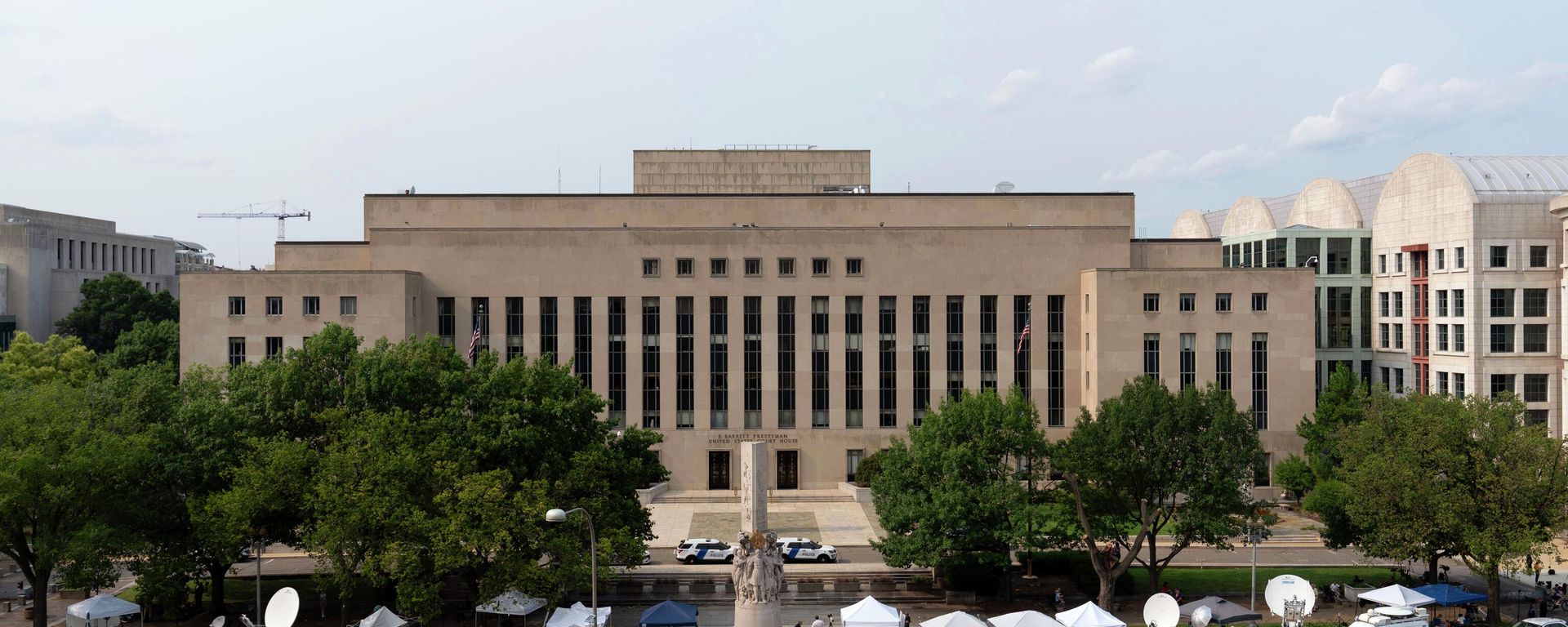 Television crews park outside federal court Tuesday, Aug. 1, 2023 in Washington. Former President Donald Trump has been charged by the Justice Department for his efforts to overturn the results of the 2020 presidential election. The charges include conspiracy to defraud the United States government and witness tampering.  - Sputnik International, 1920, 03.08.2023