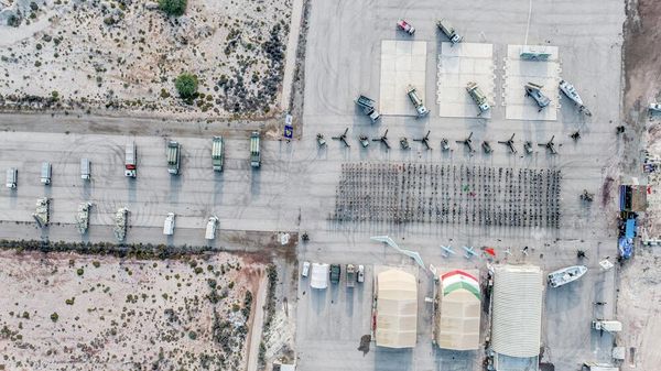 This photo provided by Iran's Revolutionary Guard Corps (IRGC) official website shows Iranian Revolutionary Guard soldiers taking part in a military drill near the island of Abu Musa, off the coast of the southern Iranian city of Bandar Lengeh. - Sputnik International