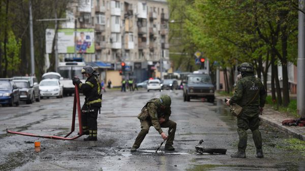 Joint Centre of Control and Coordination workers and emergency services personnel at the site of a deadly Ukrainian shelling attack in Donetsk. April 28, 2023. - Sputnik International