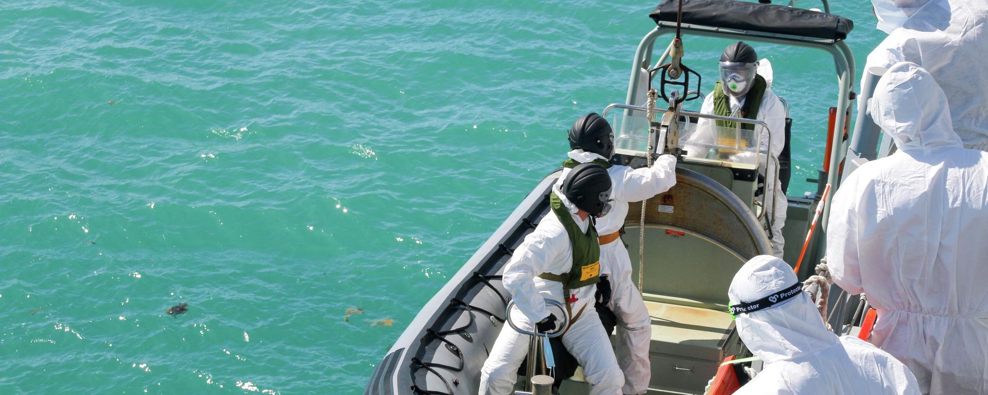In this photo provided by the Australian Defence Force, sailors from HMAS Brisbane prepare to board a rigid-Hulled inflatable boat to conduct search and rescue operations in the vicinity of Lindeman Island, Australia on Saturday, July 29, 2023. - Sputnik International, 1920, 03.08.2023