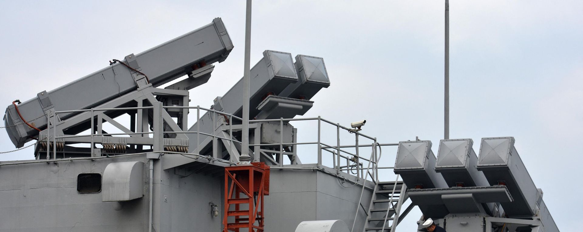 A Taiwanese sailor cleans the deck next to missile batteries on board the ROCS Lan Yang (FFG-935), a US-made Knox-class frigate that formerly served in the US Navy as the USS Joseph Hewes and transferred to Taiwan in 1999 - Sputnik International, 1920, 04.08.2023