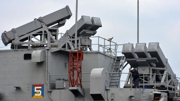 A Taiwanese sailor cleans the deck next to missile batteries on board the ROCS Lan Yang (FFG-935), a US-made Knox-class frigate that formerly served in the US Navy as the USS Joseph Hewes and transferred to Taiwan in 1999 - Sputnik International