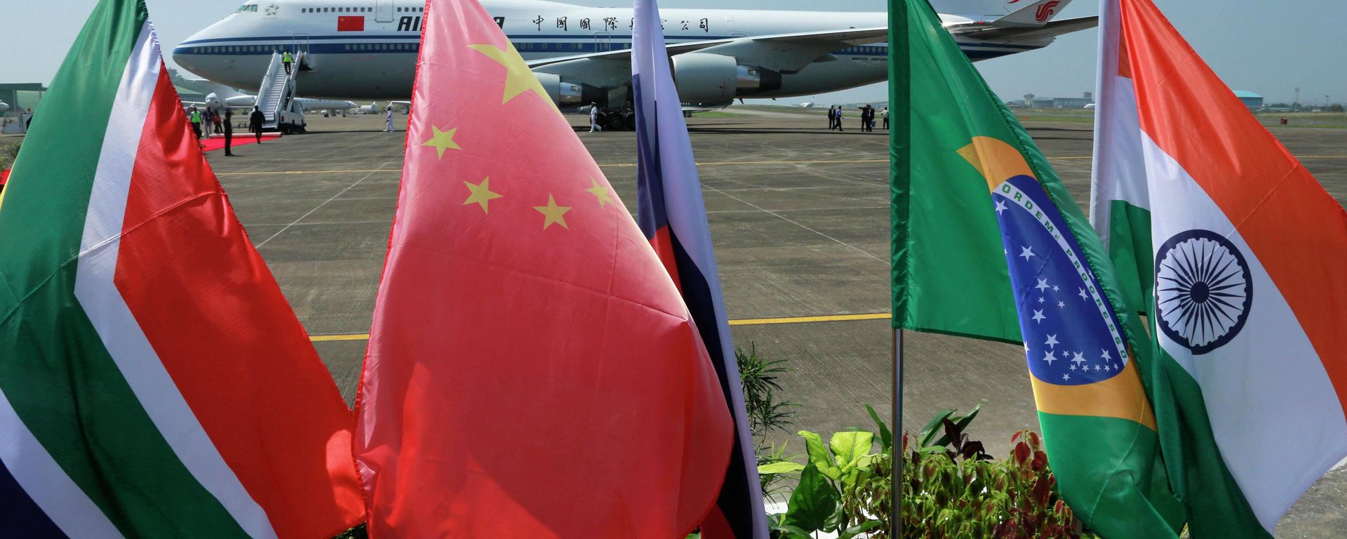Flags of the five countries that make up BRICS fly in front of an Air China aircraft in which Chinese President Xi Jinping arrived to attend the BRICS summit in Goa, India, Saturday, Oct. 15 2016. Flags of the five countries that make up BRICS fly in front of an Air China aircraft in which Chinese President Xi Jinping arrived to attend the BRICS summit in Goa, India, Saturday, Oct. 15 2016. - Sputnik International, 1920, 21.08.2023