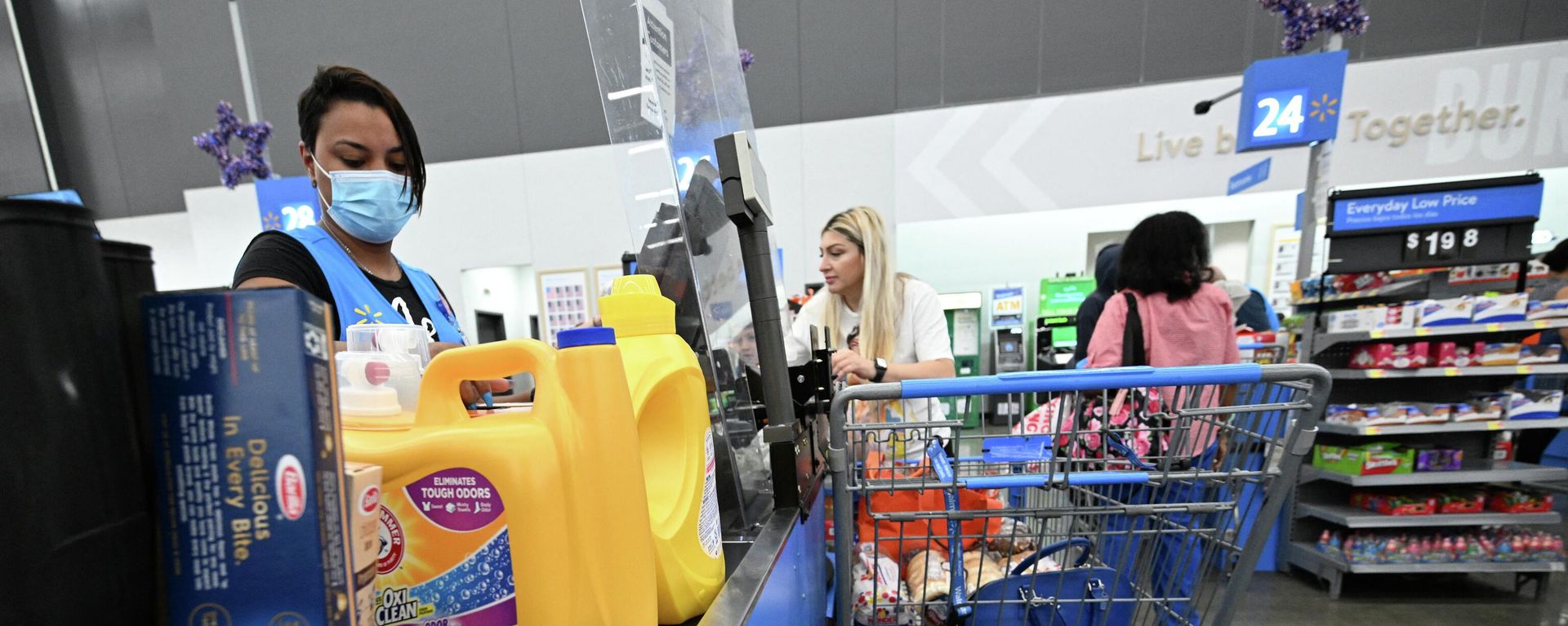 A cashier scans items at a Walmart store in Burbank, California on August 15, 2022. Walmart, the largest retailer the United States, will report second quarter earnings on August 16, 2022. A cashier scans items at a Walmart store in Burbank, California on August 15, 2022. Walmart, the largest retailer the United States, will report second quarter earnings on August 16, 2022. - Sputnik International, 1920, 04.08.2023