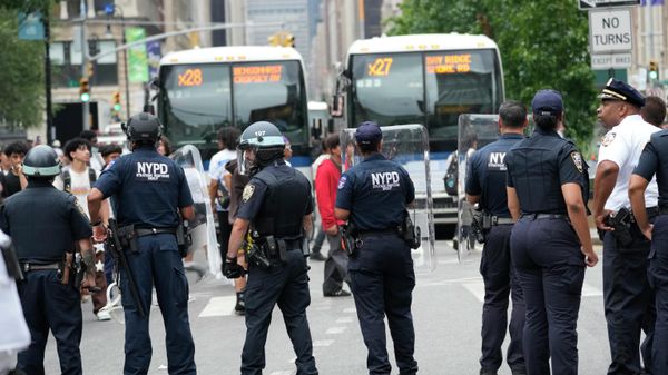 Police officers block traffic and a crowd on Park Avenue South, Friday, Aug. 4, 2023, in New York's Times Square. - Sputnik International