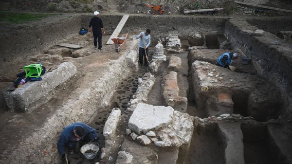 Archeologists work at an archaeological site right next to a coal mine and a power plant, in central Serbia’s Stari Kostolac on December 3, 2021 - Sputnik International