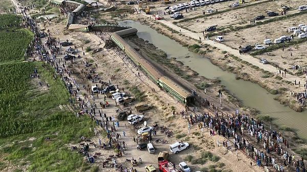 An arial view of the site of a passenger train derailed near Nawabshah, Pakistan - Sputnik International