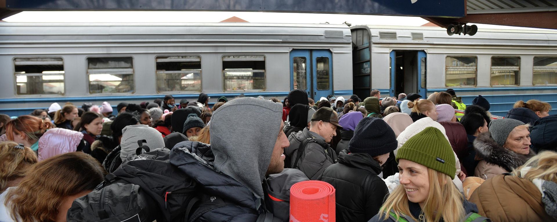 Ukrainian refugees wait on a platform upon arrival from Lvov at a railway station in Przemysl, the border control between Ukraine and Poland Ukrainian refugees wait on a platform upon arrival from Lvov at a railway station in Przemysl, the border control between Ukraine and Poland - Sputnik International, 1920, 15.09.2023