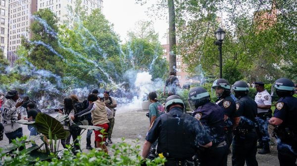Police officers set off a smoke bomb in order to disperse a crowd, Friday, Aug. 4, 2023, in New York's Union Square. - Sputnik International