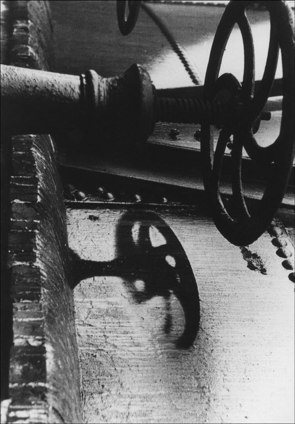 The shadow of a handle on a gasometer left an imprint after the 06 August 1945 atomic bomb explosion, two kilometers away from the hypocenter in Hiroshima 15 October 1945. - Sputnik International