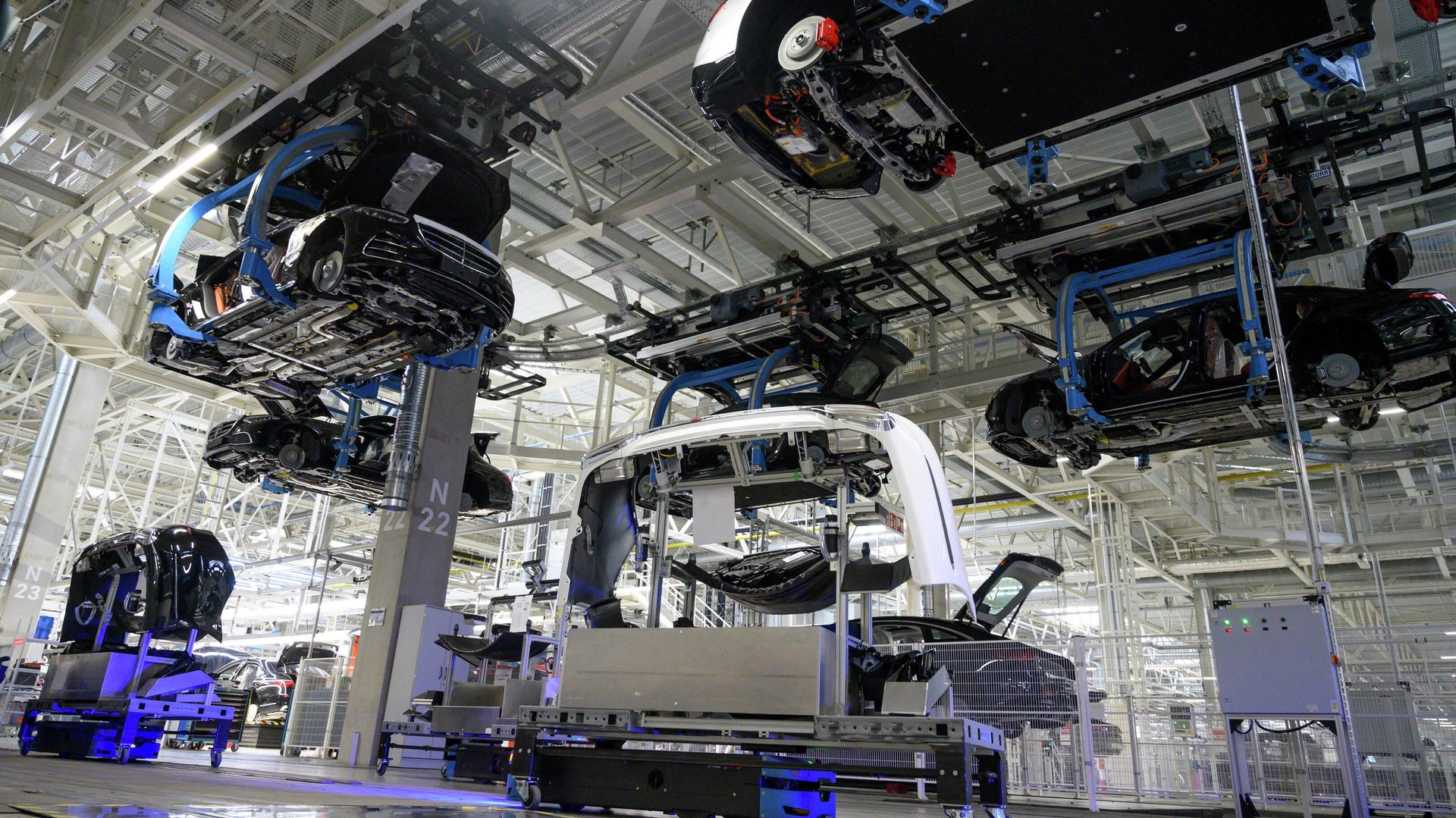 Mercedes-Benz EQS and S-Class passenger cars are transported automatically to their next production step at the 'Factory 56', the Mercedes-Benz manufacturing plant in Sindelfingen, southwestern Germany. - Sputnik International, 1920, 08.08.2023