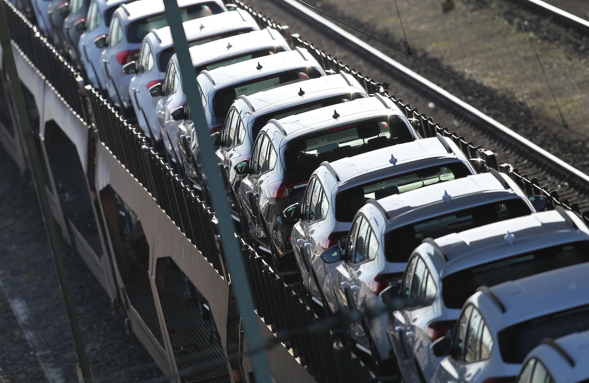 Cars are transported on a fright train at a depot in Mannheim, southwestern Germany, on February 23, 2022.  - Sputnik International, 1920, 08.08.2023