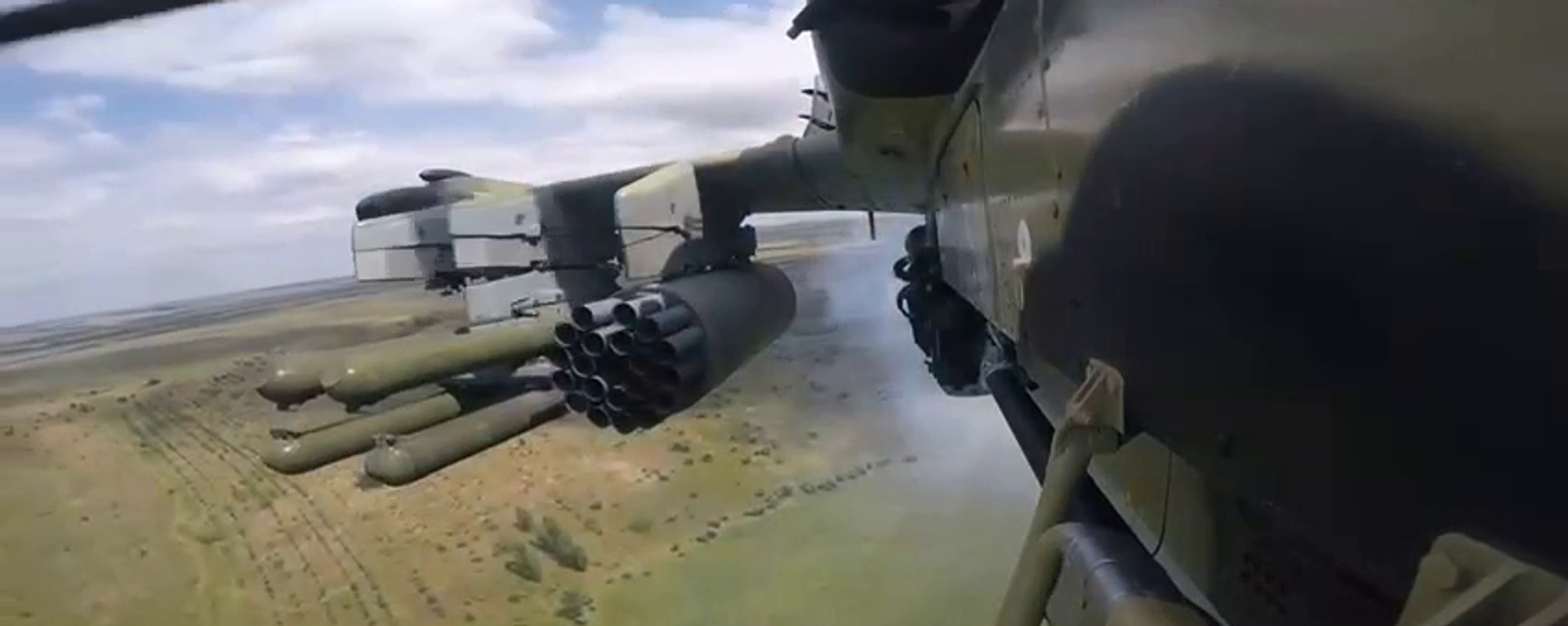 Russian Ka-52 chopper targets Ukrainian armored vehicle in Kransy Liman direction - Sputnik International, 1920, 08.08.2023