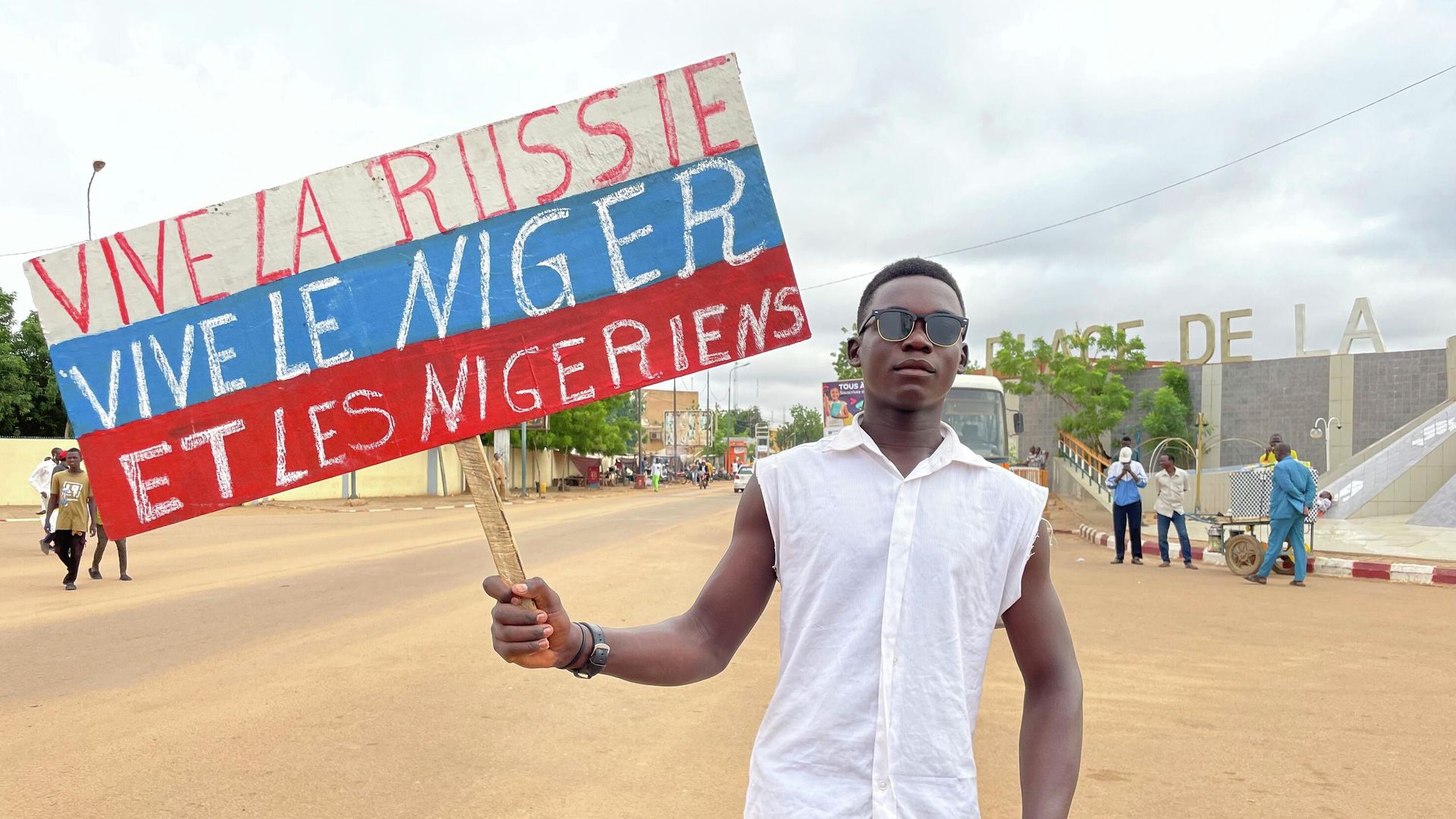 A Nigerien man holds a placard reading Long Live Russia, Long Live Niger and Nigeriens in the capital Niamey - Sputnik International, 1920, 09.08.2023