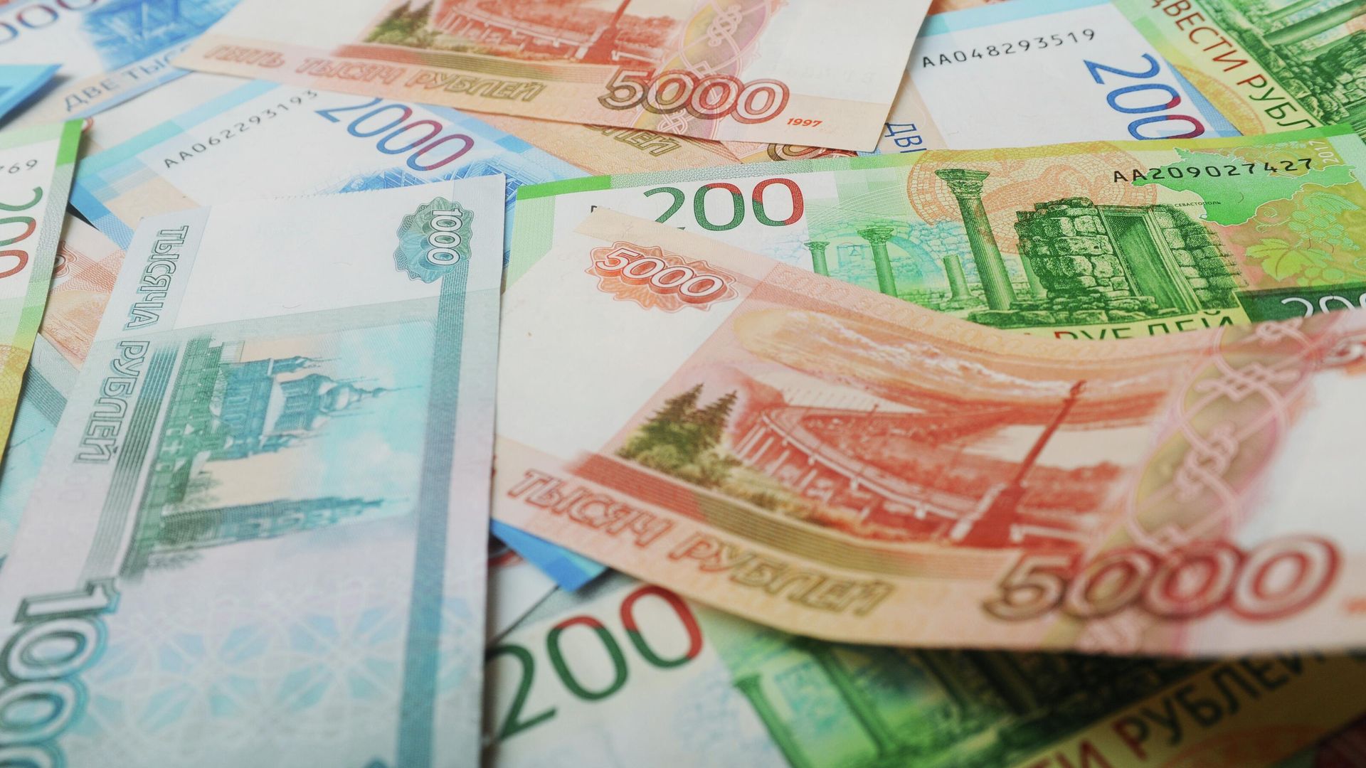 The 200, 2000 and 5000 ruble banknotes. - Sputnik International, 1920, 25.01.2026