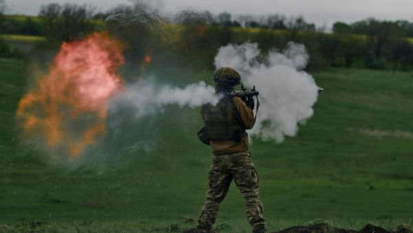 A Ukrainian soldier fires an RPG during his training at the frontline positions near Ugledar, Donetsk. May 2023. - Sputnik International