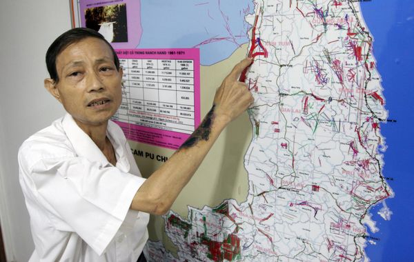 Former North Vietnamese platoon commander Nguyen Van Quy, 52, points at the Kontum area of central Vietnam on a map showing in red where US wartime forces sprayed the toxic defoliant Agent Orange. When Nguyen Van Quy's platoon fought in the Vietnam War battlefields of Kontum in 1972, his soldiers moved through landscapes where the US defoliant Agent Orange had stripped bare the jungle.  - Sputnik International
