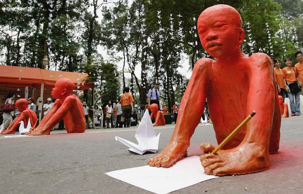 Sculptural works by local students representing disabled children victims of the defoliant "Agent Orange" used by US army during the Vietnam War are on display in a street of Ho Chi Minh City as part of a national campaign aimed at supporting the Vietnam War's victims of the defoliant Agent Orange.  - Sputnik International