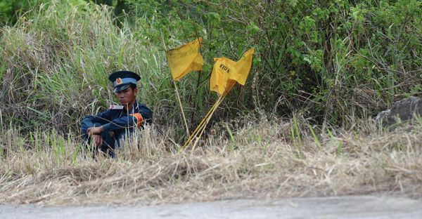 A Vietnamese Airforce soldier sits guarding the entrance to a dioxin-contaminated area at Danang airport, a former US airbase. - Sputnik International