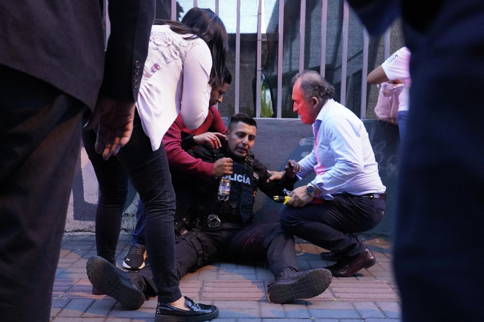 A policeman is assisted after being wounded after shots were fired at the end of a rally of Ecuadorian presidential cadidate Fernando Villavicencio in Quito, on August 9, 2023. A policeman is assisted after being wounded after shots were fired at the end of a rally of Ecuadorian presidential cadidate Fernando Villavicencio in Quito, on August 9, 2023. - Sputnik International, 1920, 10.08.2023