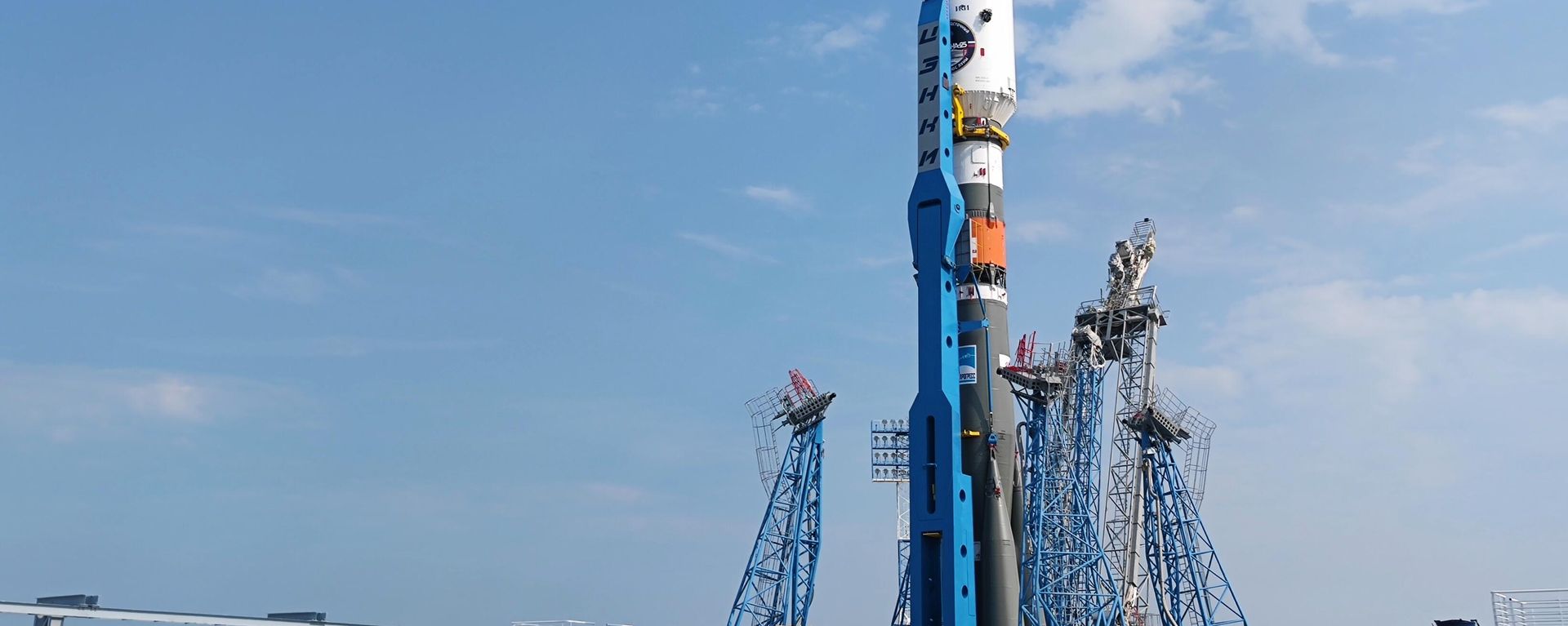 Soyuz rocket carrying Luna-25 lunar research station erected at the Vostochny Cosmodrome in the Russian Far East. - Sputnik International, 1920, 12.08.2023