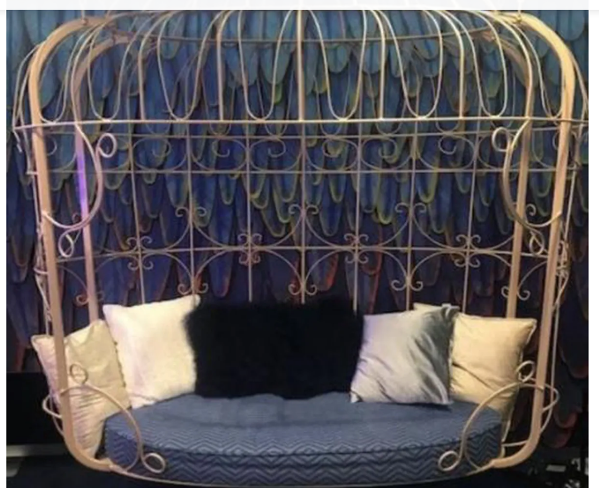 Screenshot showing swinging bird-cage-shaped chair up for auction at X headquaters in San Francisco. Screenshot showing swinging bird-cage-shaped chair up for auction at X headquaters in San Francisco. - Sputnik International, 1920, 11.08.2023