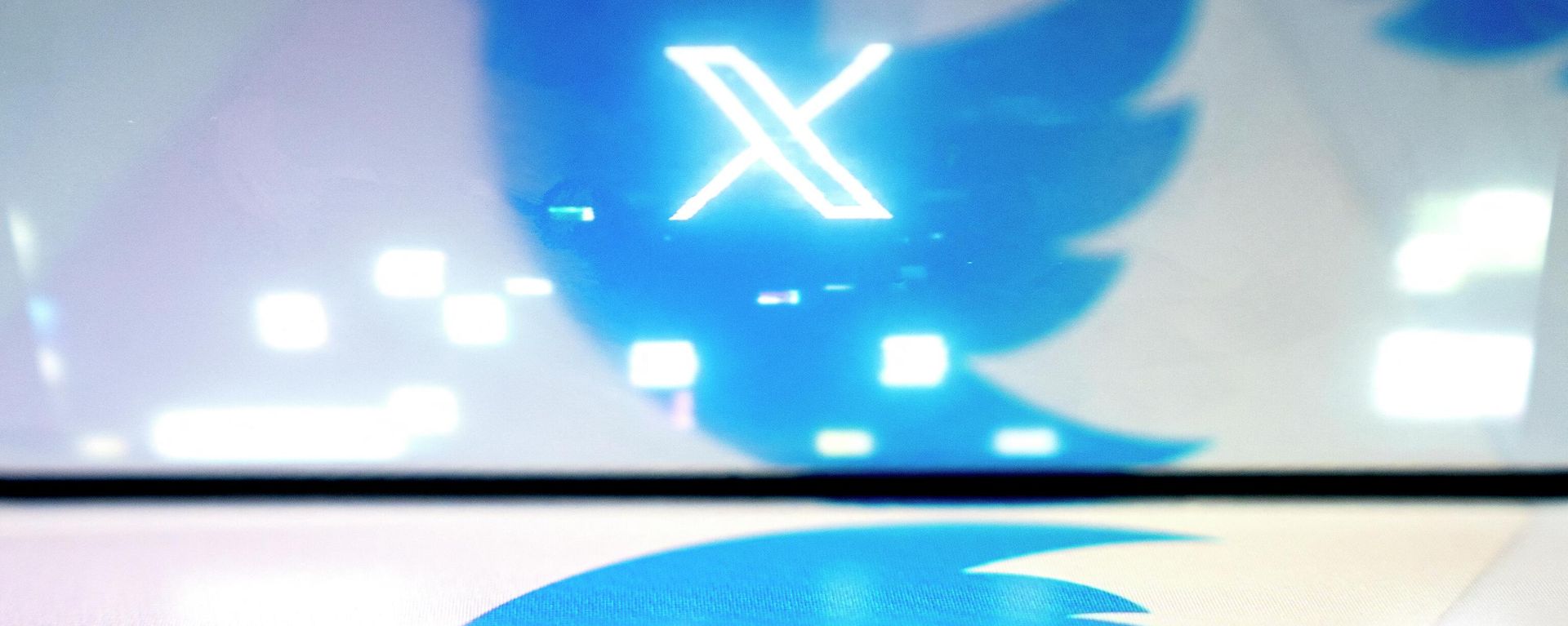 This illustration photo created in Washington, DC, on July 24, 2023, shows the new X Twitter logo reflected in the bird Twitter logo This illustration photo created in Washington, DC, on July 24, 2023, shows the new X Twitter logo reflected in the bird Twitter logo - Sputnik International, 1920, 25.08.2023