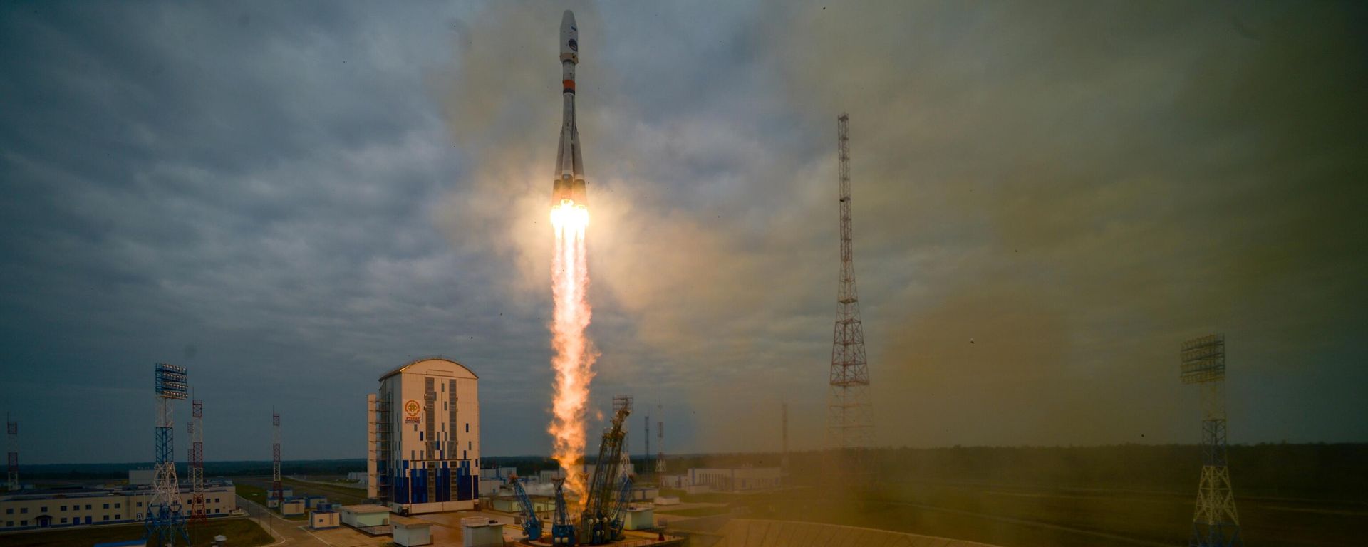 Запуск ракеты-носителя Союз-2.1б с разгонным блоком Фрегат и автоматической станцией Луна-25 с космодрома Восточный Запуск ракеты-носителя Союз-2.1б с разгонным блоком Фрегат и автоматической станцией Луна-25 с космодрома Восточный - Sputnik International, 1920, 11.08.2023