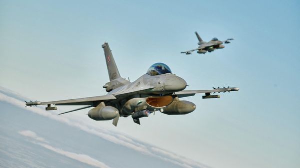 F 16 fighter jets takes part in the NATO Air Shielding exercise near the air base in Lask, central Poland on October 12, 2022. - Sputnik International