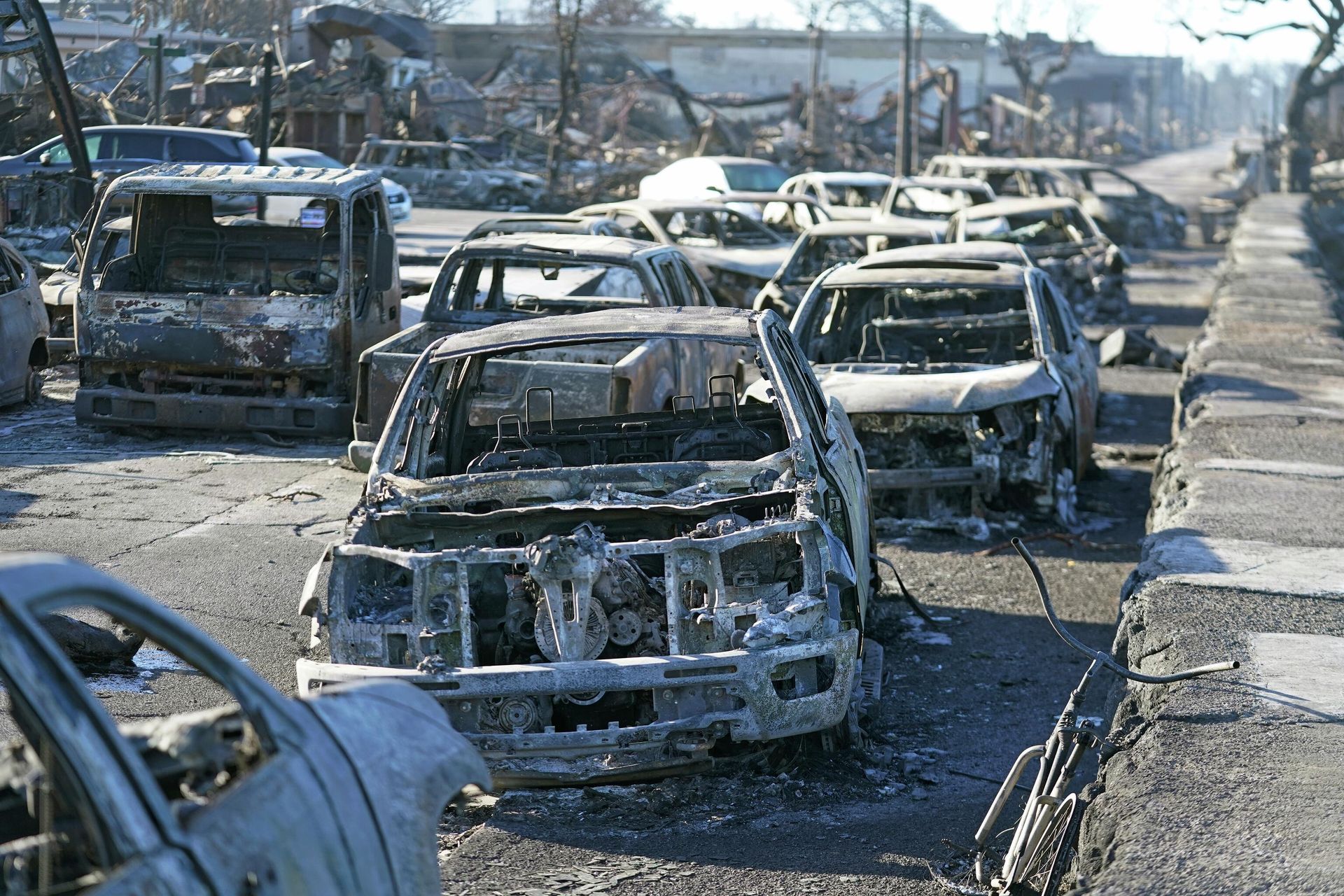 Burnt out cars line the sea walk after the wildfire on Friday, Aug. 11, 2023, in Lahaina, Hawaii. Hawaii emergency management records show no indication that warning sirens sounded before people ran for their lives from wildfires on Maui that killed multiple people and wiped out a historic town. Instead, officials sent alerts to mobile phones, televisions and radio stations — but widespread power and cellular outages may have limited their reach. Burnt out cars line the sea walk after the wildfire on Friday, Aug. 11, 2023, in Lahaina, Hawaii. Hawaii emergency management records show no indication that warning sirens sounded before people ran for their lives from wildfires on Maui that killed multiple people and wiped out a historic town. Instead, officials sent alerts to mobile phones, televisions and radio stations — but widespread power and cellular outages may have limited their reach. - Sputnik International, 1920, 15.08.2023