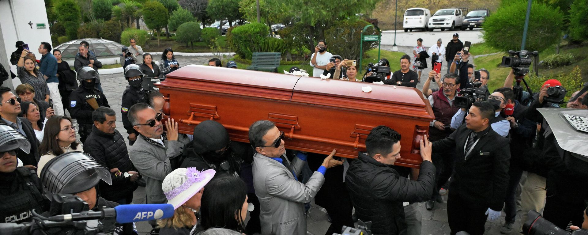 Employees carry the coffin of slain Ecuadorean presidential candidate Fernando Villavicencio during his funeral in Quito on August 11, 2023. Ecuador declared a state of emergency Thursday and asked the FBI to help probe the assassination of a popular presidential candidate, whose death has highlighted the once-peaceful nation's decline into a violent hotbed of drug trafficking and organized crime. Employees carry the coffin of slain Ecuadorean presidential candidate Fernando Villavicencio during his funeral in Quito on August 11, 2023. Ecuador declared a state of emergency Thursday and asked the FBI to help probe the assassination of a popular presidential candidate, whose death has highlighted the once-peaceful nation's decline into a violent hotbed of drug trafficking and organized crime. - Sputnik International, 1920, 14.08.2023