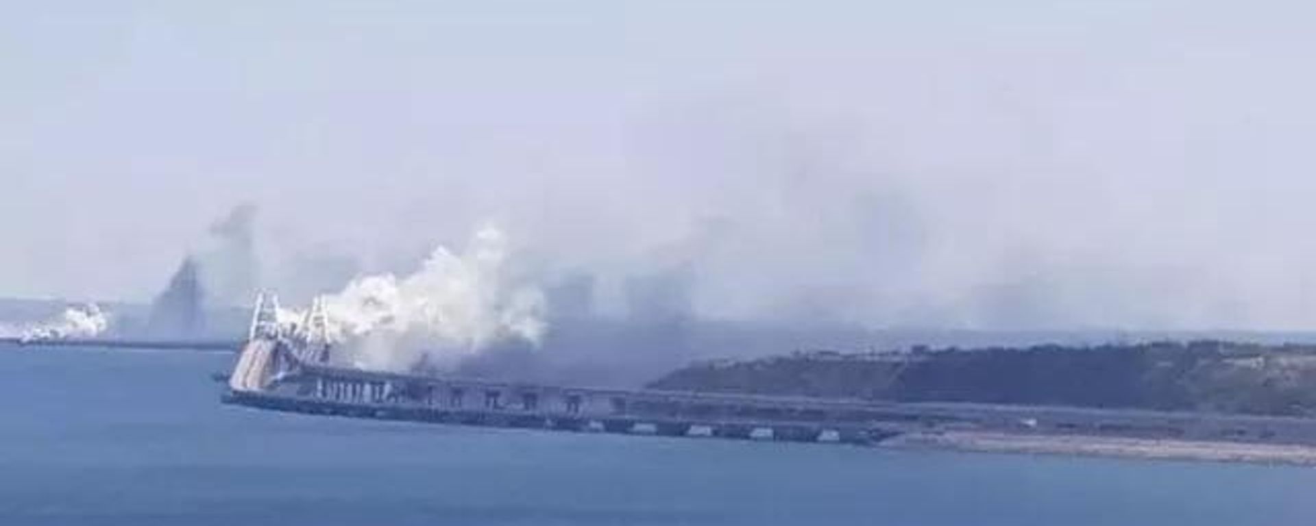 Russian special services put a smoke screen on the Crimean bridge during failed Ukrainian attack - Sputnik International, 1920, 12.08.2023