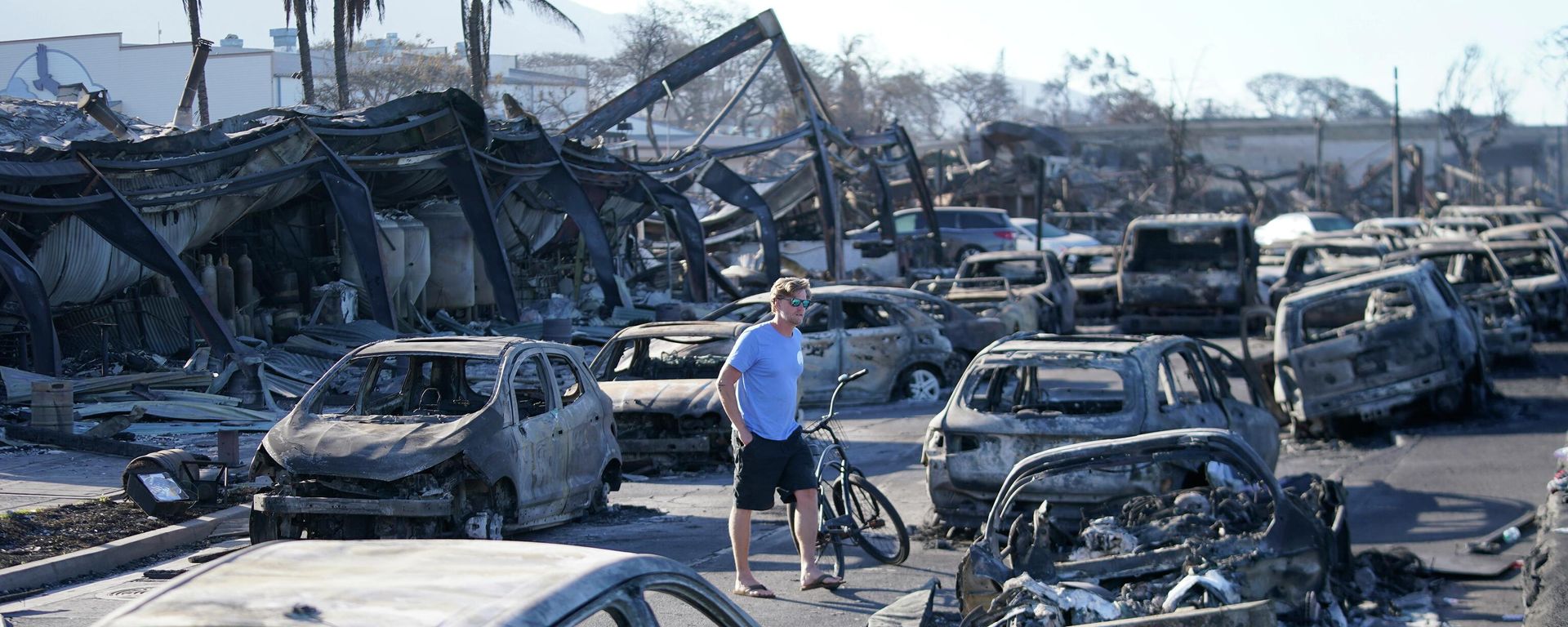 A man walks through wildfire wreckage Friday, Aug. 11, 2023, in Lahaina, Hawaii - Sputnik International, 1920, 13.08.2023