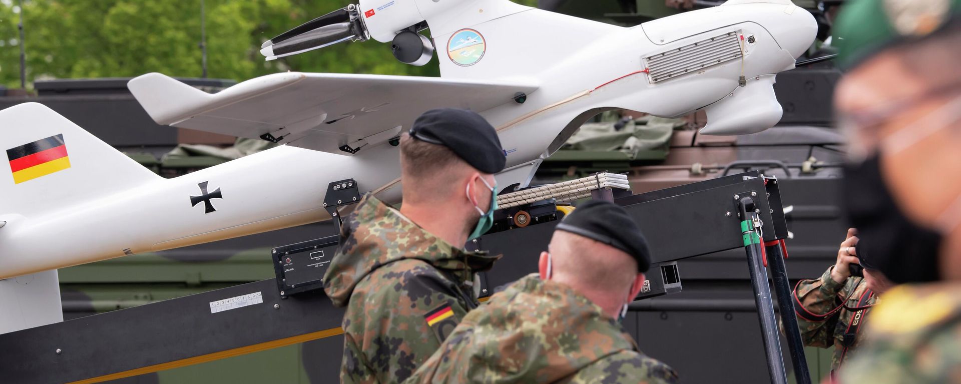 Soldiers of the German Federal Armed Forces Bundeswehr stand beside the Luna reconnaissance drone during a press presentation in the 37th armoured infantry regiment in Frankenberg, eastern Germany, Tuesday, May 26, 2020. (AP Photo/Jens Meyer) - Sputnik International, 1920, 16.04.2026